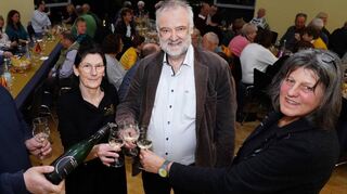Ein Prost auf die biblische Weinprobe (v.l.): Johannes Bürkle (Weingut Simon-Bürkle, Organisatorin Almut Machleid, Diakon Martin Huber und Annette Modl, die über die Geologie der Zwingenberger Weinberge informierte.