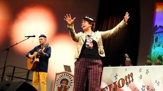 Büttenreden und viel Musik sorgten für beste Stimmung bei der Funken-Fastnacht: Corina Tatzel und Bernhard Stenger (Bild links) sowie die Roten Hosen (Frank und Elke Opper, Bernhard Stenger und Roland Weiß, Bild rechts) hatten die Lacher auf ihrer Seite.