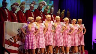 „Barbie girls“ im Bensheimer Bürgerhaus: Das Showballett bei der Premierensitzung der Grieseler Rote Funken.