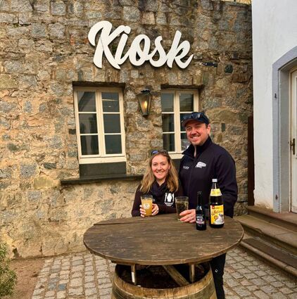 Isabell und Sebastian von Engelmann vom Fürstenlager-Kiosk blicken mit Abschmiedsschmerz auf das Ende ihres Engagements im Staatspark.
