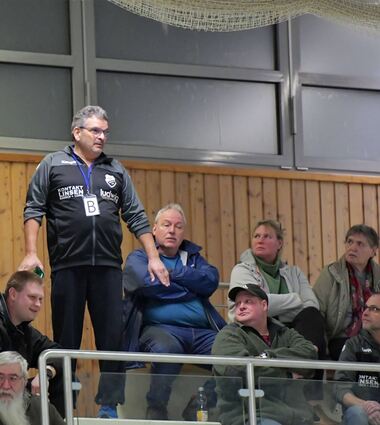 Weil sich der Schiedsrichter offenbar über Äußerungen der Erbacher Fans im Heim-spiel gegen Modau beschwerte, ging Trainer Franz-Josef Höly auf die Tribüne und redete auf die Zuschauer ein.