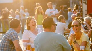Warme August-Abende können Besucher des Sommer-Open-Airs auf dem Hallenbadvorplatz genießen, wie hier im Jahr 2019.
