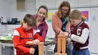 Das richtige Führen der Laubsäge konnten Schüler und Schülerinnen bei Kunstlehrerin Tanja Seiffert beim Tag der offenen Tür am Starkenburg-Gymnasium erproben.