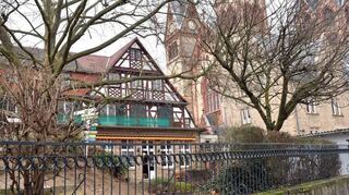 Im katholischen Marienhaus (links, Ansicht der Rückseite) ist eine von noch sechs konfessionellen Heppenheimer Kitas.
