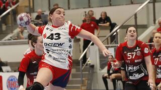 Überraschend kam Neuzugang Jill Kooij (am Ball) bereits am Mittwochabend bei den Flames zum Einsatz, erhielt viele Spielanteile und steuerte zwei Treffer zum 27:26-Sieg im Topspiel beim Thüringer HC bei.