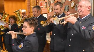 Das Musikcorps der Freiwilligen Feuerwehr Einhausen eröffnete die Versammlung. Die Musiker bekamen großes Lob von Gemeindebrandinspektor Christoph Röll.