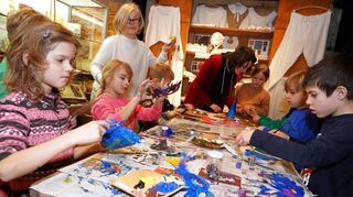Beim Fastnachtsbasteln verzierten die Kinder die närrischen Masken mit unterschiedlichen Werkstoffen.