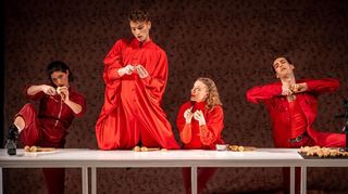 „Sex und Kartoffeln“: Am 12. März thematisiert das Theater Magdeburg im Rahmen der Woche junger Schauspielerinnen und Schauspieler im Parktheater laut Ankündigung „die schönste Nebensache der Welt und ein Gemüse, das, entwurzelt und geklaut, in Europa einst genauso verteufelt wurde wie Sexualität“.