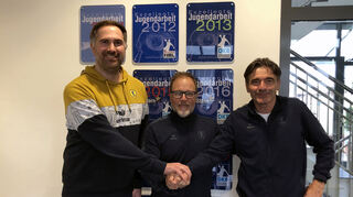 Tobias Scholtes (v. l.) mit dem neuen Löwen-II-Trainer Holger Löhr und Sportdirektor Rolf Bechtold.