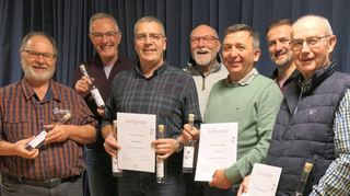 Vereinsinterne Ehrungen bei den Hutbuben (von links): Götz Ritter, Philipp Kriegbaum, Matthias Wötzel, Hansi Kreuzer, Ulrich Sauer, Georg Arras, Reinhard Schmidtke und Chorleiter Jürgen Martini.