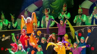 Die „Konfettikids“ hatten in Regenbogenfarben sichtlich viel Spaß an der Bewegung.