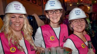 Mit einem Gläschen Eierlikör begrüßten diese drei „Bauarbeiterinnen“ die Gäste am Eingang zur Hinkelshalle.