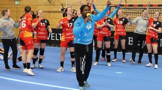Flames-Torhüterin Vanessa Fehr war nicht nur während des Spiels ein starker Rückhalt; sie übernahm auch in gewohnter Weise die Initiative, als es galt, die Siegesgesänge nach dem 37:30 gegen Nantes anzustimmen.