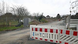 Die rückwärtigen Gärten der Anwohner der Gartenstraße grenzen an die Erschließungsstraße für das Neubaugebiet.