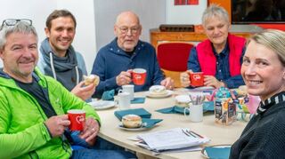 Beim traditionellen Kräppelkaffee der AWO Lindenfels sprachen (von links) Vorsitzender Ralf Feustel, Maximilian Klöss, Otto Schneider, Ingrid Bauer und Anna Dreißigacker über die Vorhaben des Vereins in diesem Jahr.