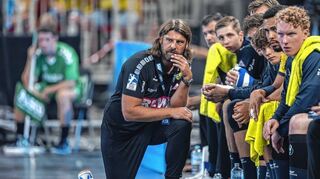 Löwen-Trainer Sebastian Hinze mit einem Teil der Mannschaft.