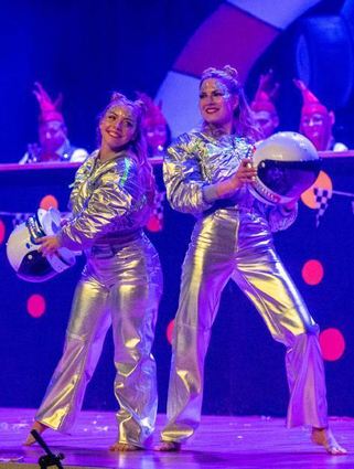 Die Dancing Chicks entführten zu Frank Sinatra als Astronautinnen ins Weltall.