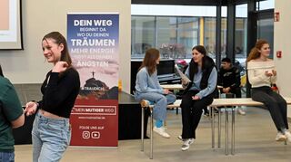 Beim Workshop „Mutmacher“ des Start-ups „Mein mutiger Weg“ sollten die Schüler bei einer Art „Speeddating“ herausfinden, was ihre beruflichen Ziele sind.