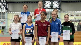 Siegerehrung beim 60-Meter-Sprint der W14: Lina Harjes (hinten li.) von der LG Bens-heim holte Silber, Anne Vetter (vorne, 2. von re.) wurde Achte.
