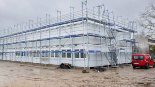 Die Containeranlage auf dem früheren Bauhofgelände in der Industriestraße nimmt Gestalt an. Ab März sollen dort bis zu 150 Geflüchtete untergebracht werden.