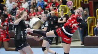 Kreisspielerin Dionne Visser (r.) erzielte bei ihrer Rückkehr aufs Feld nach einer Bandscheibenoperation einen Treffer zum Heim-erfolg der Flames gegen den VfL Oldenburg.