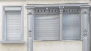 Im 19. und 20. Jahrhundert war die Erbacher Straße eine Ladenzeile. An der vom Baron de Quirit erbauten heutigen Nr. 3 kann man noch den wieder rückgängig gemachten Ladeneinbau erkennen, der wohl sehr ähnlich ausgesehen hat wie bei den Häusern Nr. 7 bis 11.