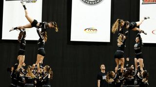 Die Cheerleading-Gruppe Cheer Strike Shade (hier bei einer Pyramide) holte bei der Regionalmeisterschaft – ebenso wie ein weiteres TSV-Team – die Silbermedaille, außerdem gab es einmal Gold und einmal Bronze.