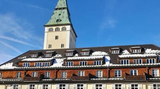 Schloss Elmau im Winterkleid. Seit dem Überfall der Hamas weht über dem Eingang die Flagge des Staates Israel – ein starkes Bekenntnis.