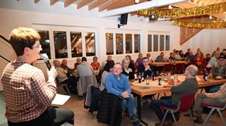 Susanne Sartorius, Vorsitzende des Hochstädter Fördervereins, begrüßte zahlreiche Besucher zum Heringsessen im Hochstädter Haus.