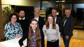 Die beiden Stipendien-Gewinnerinnen Katharina Schwinn (li.) und Amalia Pastre mit der Jury (v.li.) Bianca Eichenauer (Sirona). Dmitrij Shtutman (TE Connectivity), Michael Schweiger, Matthias Seip und Torsten Mayer (alle Lions-Club).