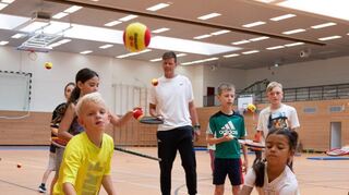 Im August brachte Trainer Jan Kahlert (Mitte) Einhäuser Kindern beim einer Ferienspiel-Aktion in der Turnhalle den Tennissport näher.