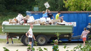 Bis 2019 fuhren die Mitglieder der Nabu-Beedenkirchen durch den Ort und sammelten das von der Bevölkerung bereitgestellte Papier ein, um es in die Container zu verladen. Mit der Sammlung Anfang Februar diesen Jahres wurde nun die Sammelaktion eingestellt. Es werden zukünftig auch keine Container an den im Plan der Gemeinde genannten Terminen bereitgestellt.