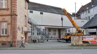 Erste Flüchtlinge – zwei Familien aus der Ukraine – sind in der ehemaligen Post in Heppenheim eingezogen. Im Innenhof zur Lorscher Straße hin wurde eine Treppe für den Notausgang installiert.