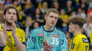 Kollektiver Trost bei den Löwen: Die Spieler – hier Olle Forsell Schefvert, Joel Birlehm und David Móré (von links) – klatschen, die Fans ebenfalls.