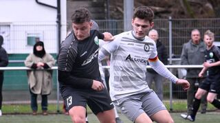 Zweikampf im Spitzenspiel zwischen SG-Spieler Justin Hördt (rechts) und dem Fehlheimer Timothy Cox.