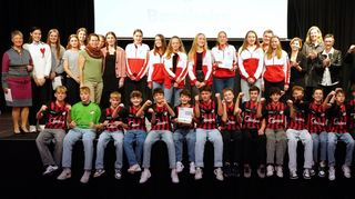Die Fußball-D-Junioren des JFV Bensheim/Auerbach (vorn auf der Bühne sitzend) krönten eine außergewöhnliche Saison mit dem Gewinn des Titels Bensheimer „Mannschaft des Jahres 2023“, die AKG-Leichtathletik-Mädchen (dahinter in den weiß-roten Trainingsanzügen) kamen auf Platz zwei.