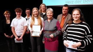 Leichtathletin Pia Pätzel (in der Mitte mit der Urkunde) ist Bensheims „Junior-Sportlerin des Jahres 2023“, Fechterin Eva Steffens (rechts) wurde Zweite, Kartfahrer Collin Lindner (2.v.l.) Dritter.