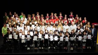 30 Jugend-Mannschaften wurden bei der Sportlerehrung geehrt – mit so vielen jungen Sportlerinnen und Sportlern, dass fürs Foto nicht alle auf einmal auf die Bühne passten.