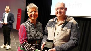 Die Brüder Frank und Walter Fendel erhielten bei der Sportlerehrung in diesem Jahr den Ehrenpreis – unser Bild zeigt Bürgermeisterin Christine Klein mit Walter Fendel, der den Preis in Empfang nahm.