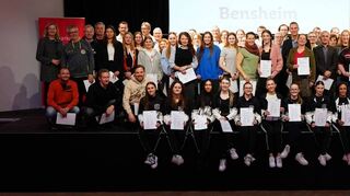 Am Sonntagabend wurden im Bürgerhaus die erfolgreichen Sportlerinnen und Sportler des Jahres 2023 geehrt. Unser Bild zeigt die ausgezeichneten Mannschaften.