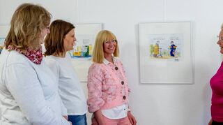 Bei der Eröffnung der Ausstellung in der Begegnungsstätte (von links): Bettina Riedel, Claudia Ebner, Alexandra Mandler-Pohen, Claudia Heeb.