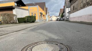 In der Schulzengasse in Schwanheim ist das Risiko von Gefahren bei Starkregen recht hoch. Der KMB plant dort deshalb eine hydraulische Kanalsanierung.