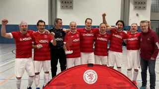 So sehen Sieger aus: Die Ü60-Fußballer der TSV Auerbach haben erneut den Futsal-Hessencup gewonnen; von links: Johann Vorreiter, Erol Turan, Manfred Metz, Önder Tayfun, Mathias Stops, Nino Toto, Önder Tansel, Rüdiger Reichardt, es fehlt Ronald Hauptmann. Mit ihnen freut sich Kreisfußballwart Reiner Held (rechts).