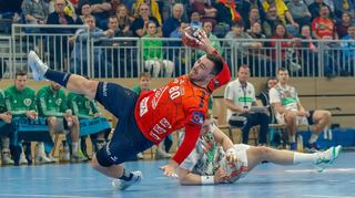 Jannik Kohlbacher von den Rhein-Neckar Löwen im Duell mit Justus Fischer.