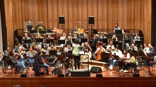 Proben für die Aufführung „ Amphiphilie“ im BASF-Feierabendhaus. Am Dirigentenpult steht Cymin Samawatie, die mit dem Schlagzeuger Ketan Bhatti das Künstlerische Leitungsduo bildet.