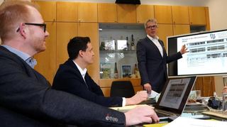 Landrat Christian Engelhardt mit Johannes Kühn (links) und Simon Menden (Zweiter von links) bei der Präsentation.