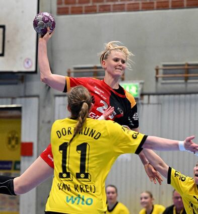 Kim Naidzinavicius (beim Wurf) erzielte gestern Abend sechs Tore bei der 28:31-Niederlage der Flames im Nachholspiel bei Borussia Dortmund.
