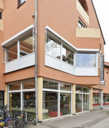 Der Standort der Stadtbibliothek im Neumarkt ist seit Monaten dicht.