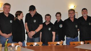 Der Vorstand des Odenwälder Motorsport-Clubs Reichenbach (links). Bei der Hauptversammlung wurden treue Mitglieder ausgezeichnet.