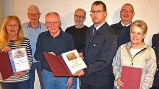 Für langjährige Mitgliedschaft in der Feuerwehr Lautern wurden (von links) Monika Stephan, Helmut Reinig, Philipp Röhm und Matthias Krichbaum sowie Petra Kiefer (rechts) ausgezeichnet. Die Urkunden überreichten der Vereinsvorsitzende Tobias Poth (vorne, Mitte) und Bernd Röder (Mitte, hinten).